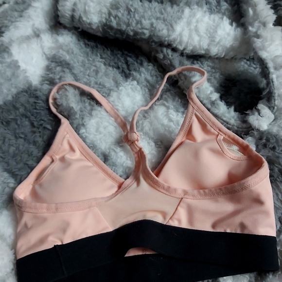 New without tag Nike sports/workout dri-fit bra size XS - Picture 2 of 2